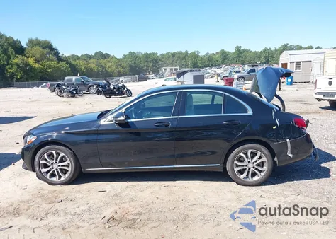 2015 Mercedes-Benz C 300 4Matic z USA, uszkodzony, nr VIN 55SWF4KBXFU022045